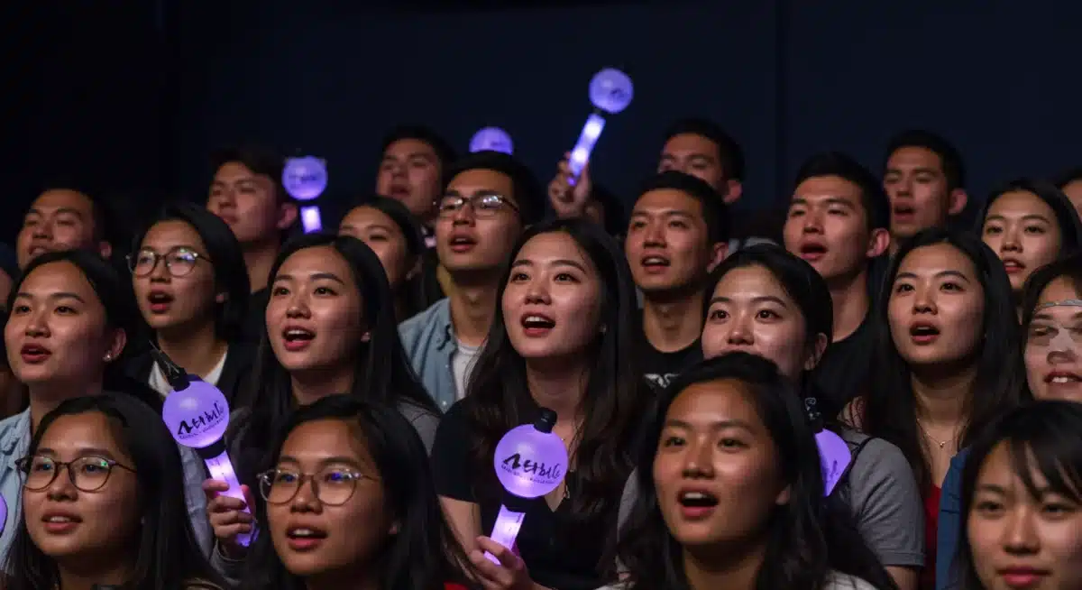 Diverse US audience enthusiastically watching a Korean drama, demonstrating the growing popularity of K-dramas and their actors.